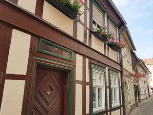 Fachwerkfassade mit Holztür in einer Salzwedeler Gasse