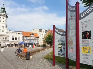 Marktplatz mit Informationstafeln in der Salzwedeler Innenstadt