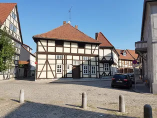Fachwerkhaus an einem gepflasterten Platz in Salzwedel