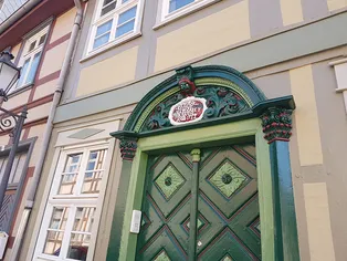 Verzierte grüne Haustür an einem Altbau in Salzwedel