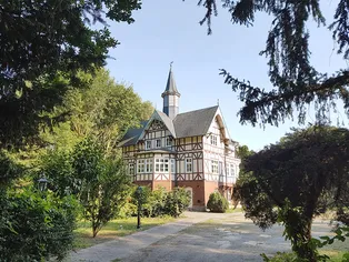 Fachwerkvilla mit Türmchen im Grünen in Salzwedel