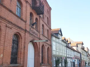 Backsteinbau und Häuserzeile in Salzwedel