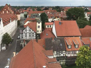 Luftblick auf Fachwerkhäuser und Straßen in Salzwedel