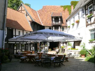 Biergarten im Innenhof zwischen Fachwerkhäusern in Salzwedel