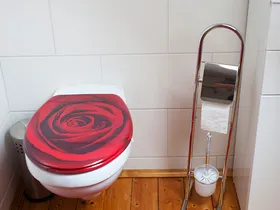 WC mit Holzboden im Badezimmer der Altstadtpension