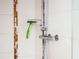 Dusche mit Thermostat-Armatur im Badezimmer