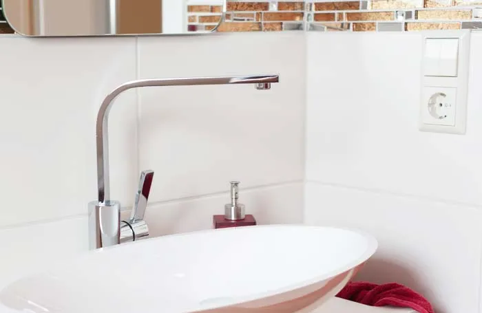 Modernes Badezimmer mit Aufsatzwaschbecken