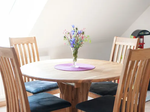 Runder Esstisch im Essbereich der Ferienwohnung