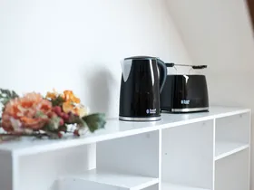 Wasserkocher und Toaster auf der Anrichte im Essbereich