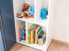 Regal mit Kinderbüchern und Kuscheltieren in der Spielecke