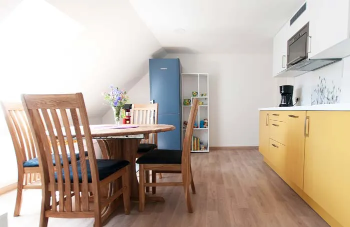 Küche mit Essbereich in der Ferienwohnung Salzwedel
