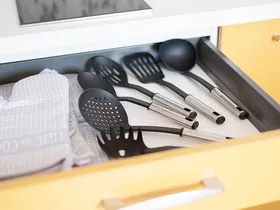 Schublade mit Küchenutensilien in der Ferienwohnung