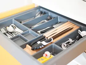 Besteckschublade der voll ausgestatteten Küche