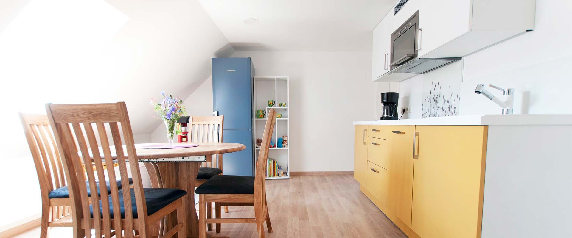 Voll eingerichtete Küche mit Essbereich in der Ferienwohnung