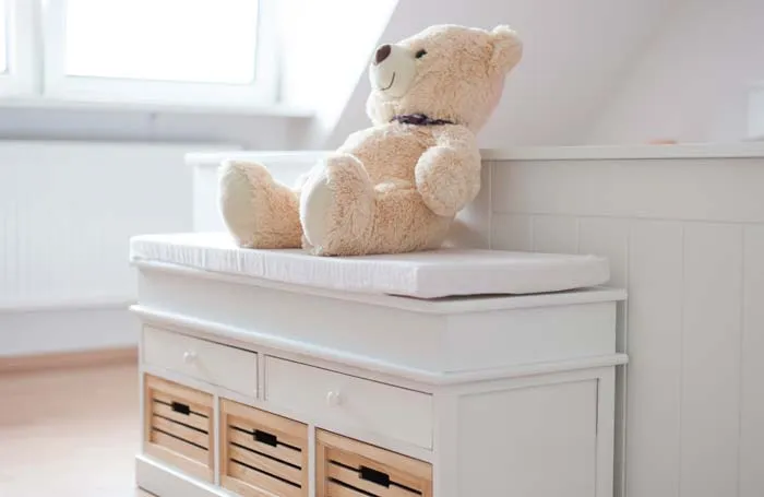 Gästezimmer mit Kommode und Teddybär in der Altstadtpension Salzwedel