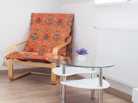 Sitzecke mit Schwingsessel und Glastisch im Gästezimmer